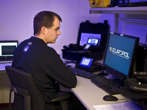 Europol warnt vor wachsenden Angriffen von „Einsamen Wölfen“ - ảnh 1